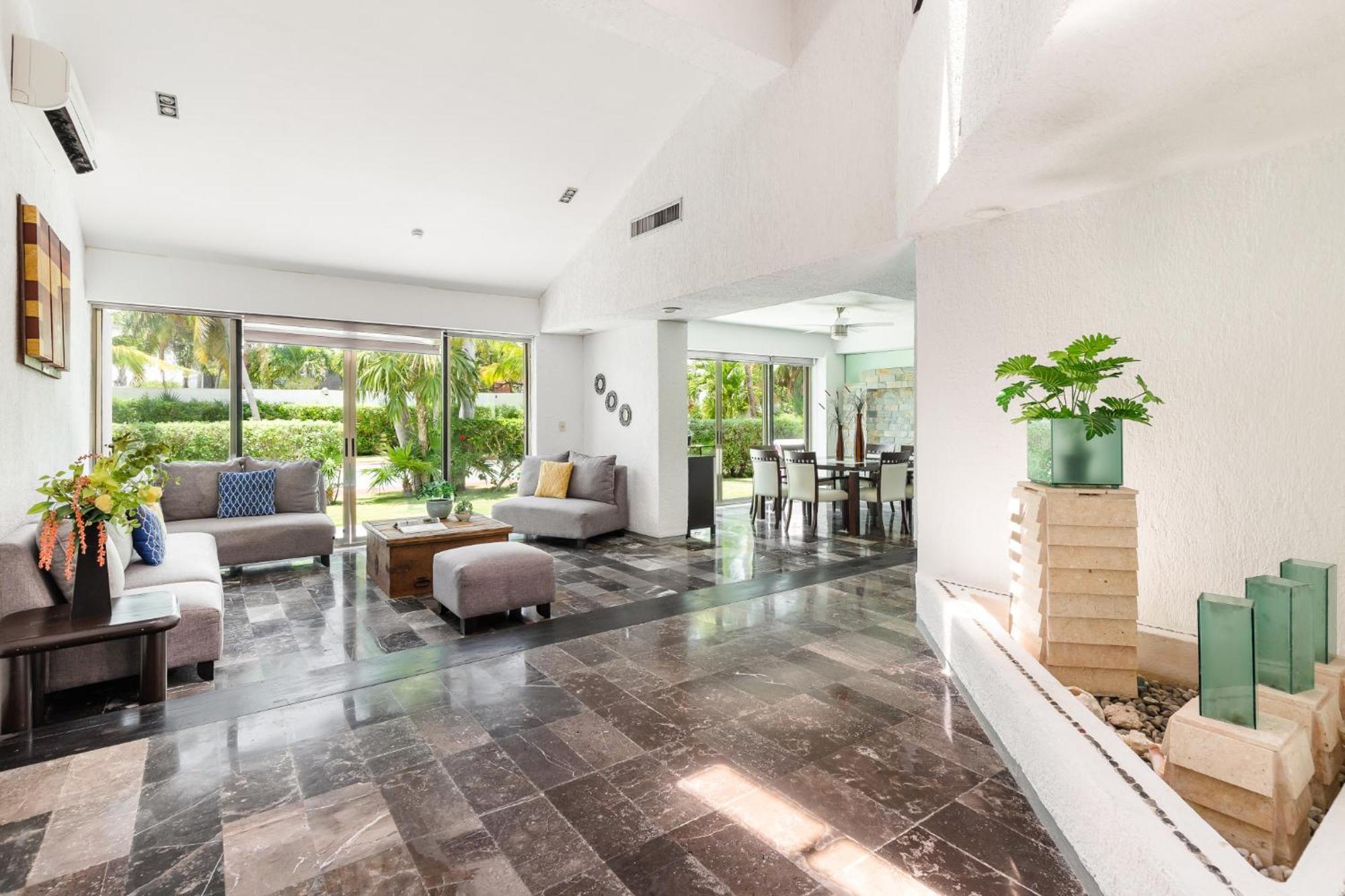 Large House - Walking To - 10 Guests! * Cancún