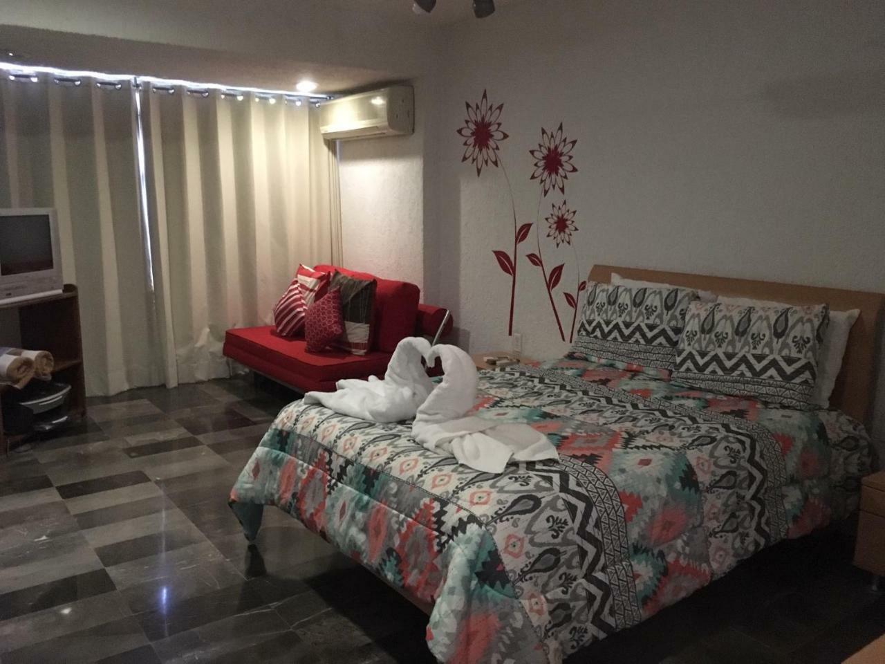 Large House - Walking To - 10 Guests! Cancún