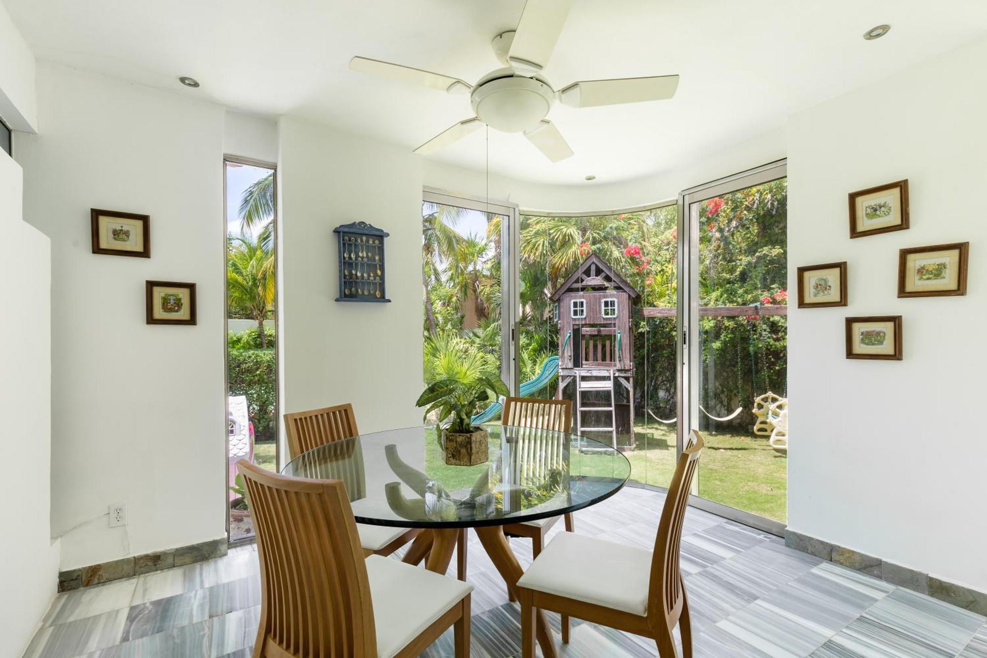 Large House - Walking To - 10 Guests! * Cancun