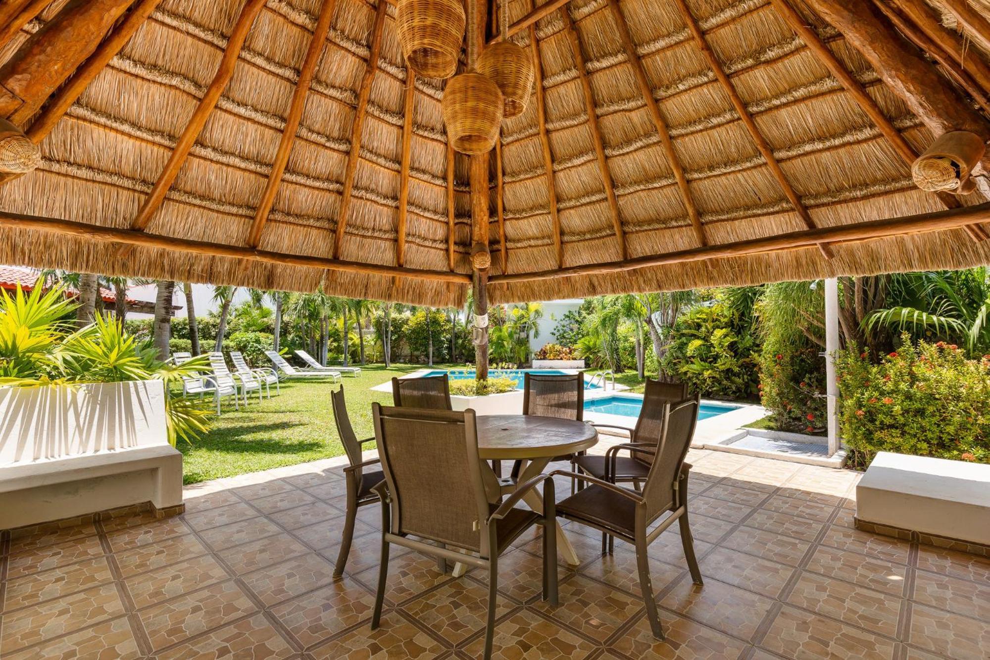 Large House - Walking To - 10 Guests! Apartment Cancun